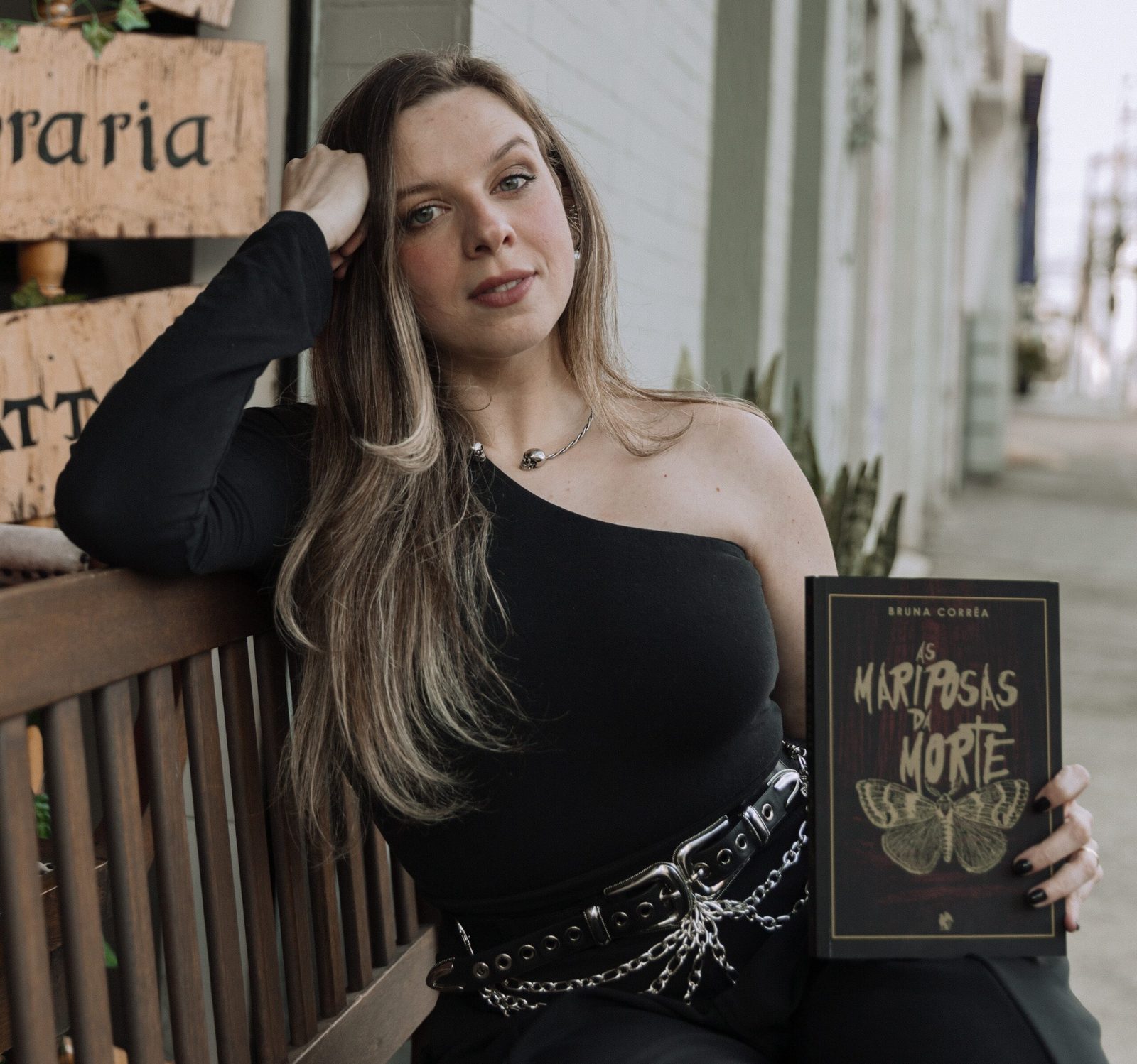 Bruna Corrêa expande seu universo sombrio em novo romance pela Avec Editora