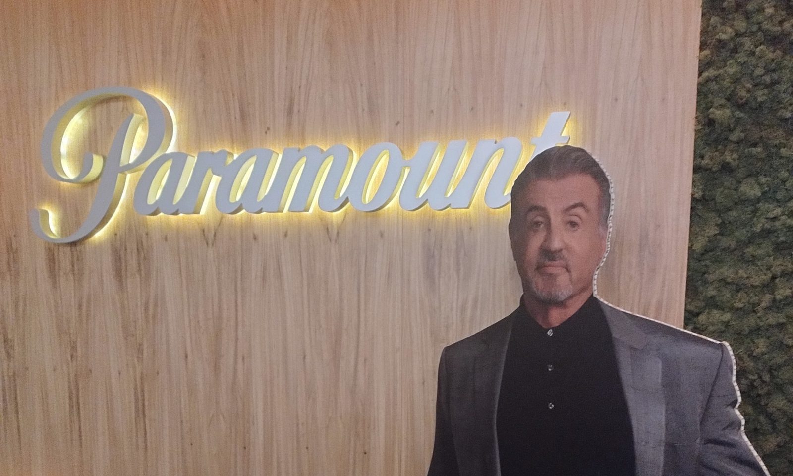 Lendari visita Paramount Pictures para discutir parcerias visando animação dos Smurfs